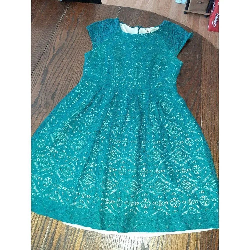 Medium Mimi Chica Teal Lace Cream Lined Round Neck Casual Semi Formal Dress